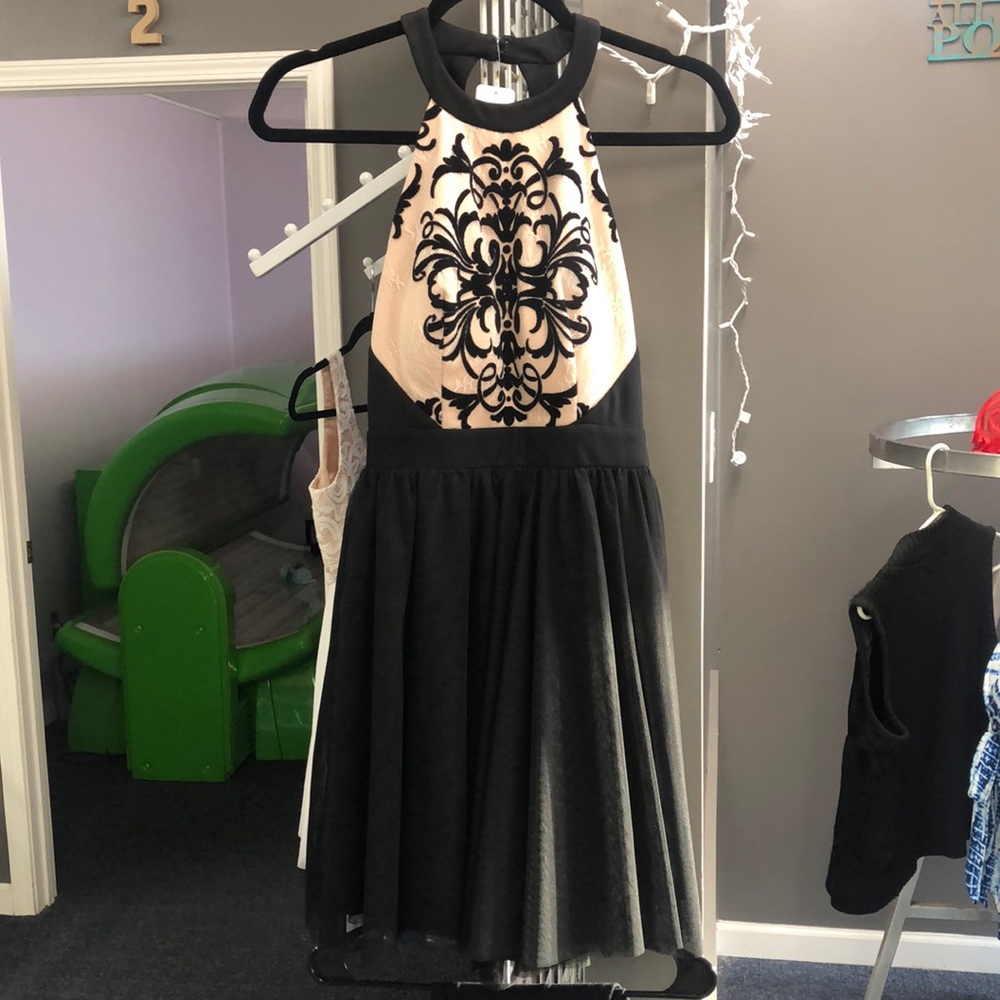 Halter that is stunning 🤩 black and nude 🥰